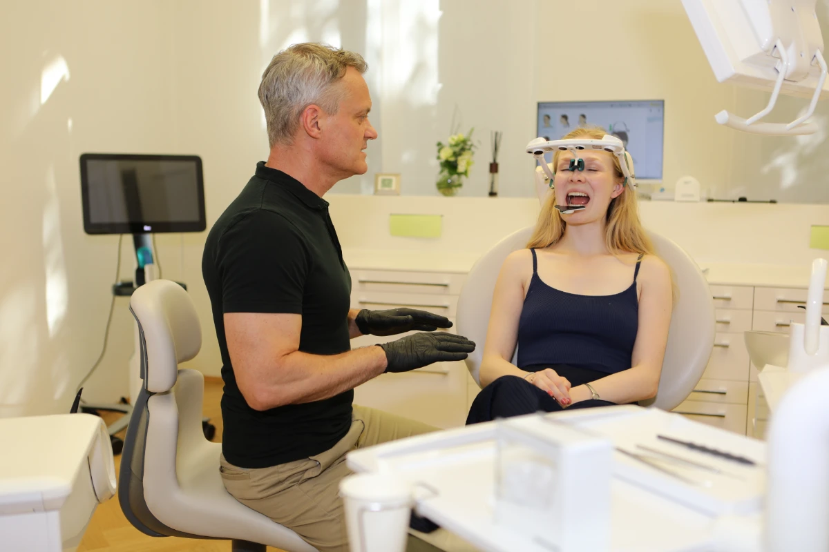 sportzahnmedizin-jan-kurtz-hoffmann-rossbachpalais-leipzig Dr. Jan Kurtz-Hoffmann untersucht eine Patientin im Rahmen der Sportzahnmedizin in der Zahnarztpraxis Roßbachpalais Leipzig.